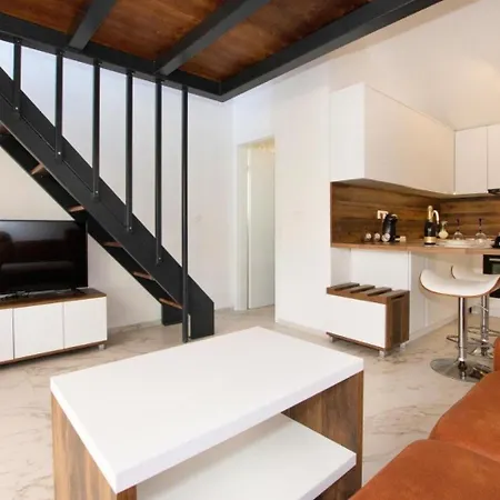 House Stone House With Jacuzzi Casa de Férias Lukoran