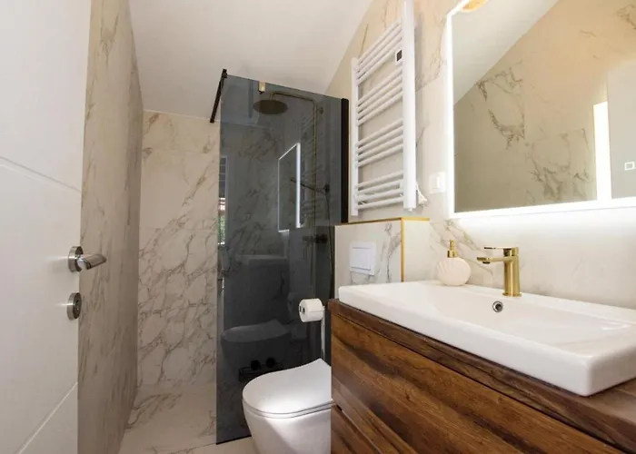 House Stone House With Jacuzzi Lukoran