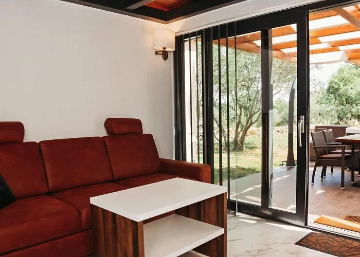 Casa de Férias House Stone House With Jacuzzi Lukoran