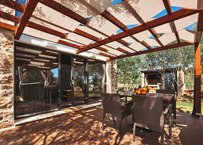 House Stone House With Jacuzzi Lukoran