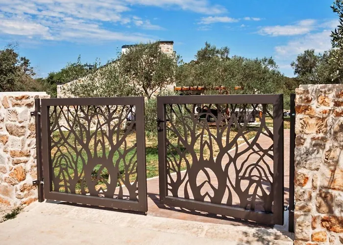 House Stone House With Jacuzzi Lukoran