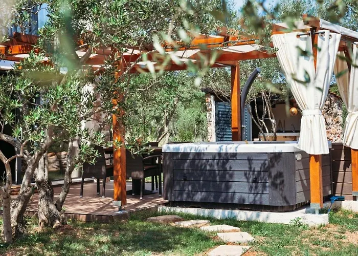 House Stone House With Jacuzzi Lukoran