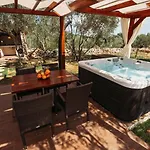 House Stone House With Jacuzzi Vikendica