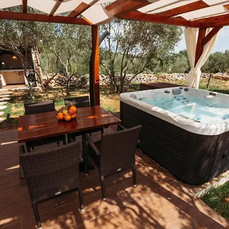 House Stone House With Jacuzzi Casa de Férias