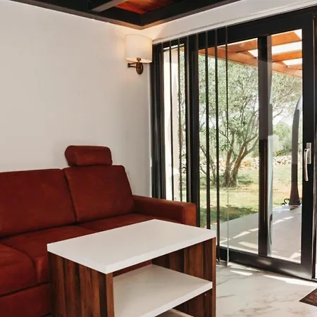 Casa de Férias House Stone House With Jacuzzi Lukoran