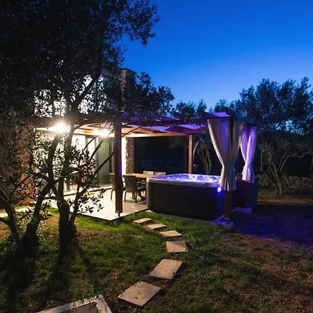 House Stone House With Jacuzzi Feriehus