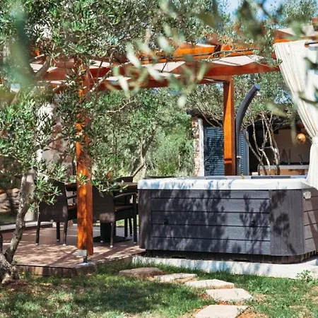 House Stone House With Jacuzzi Lukoran