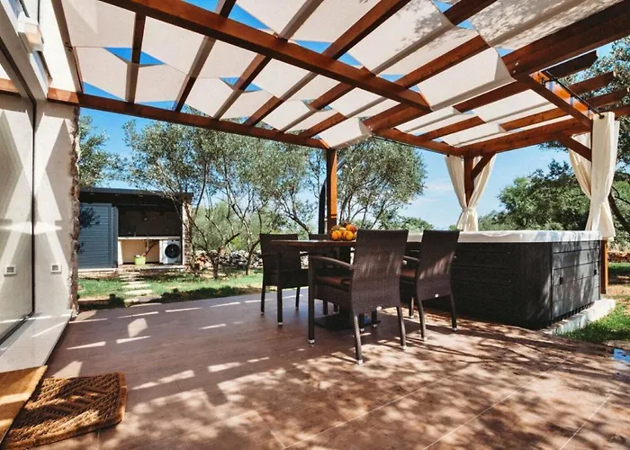 House Stone House With Jacuzzi Feriehus Lukoran