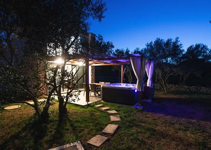 House Stone House With Jacuzzi Feriehus