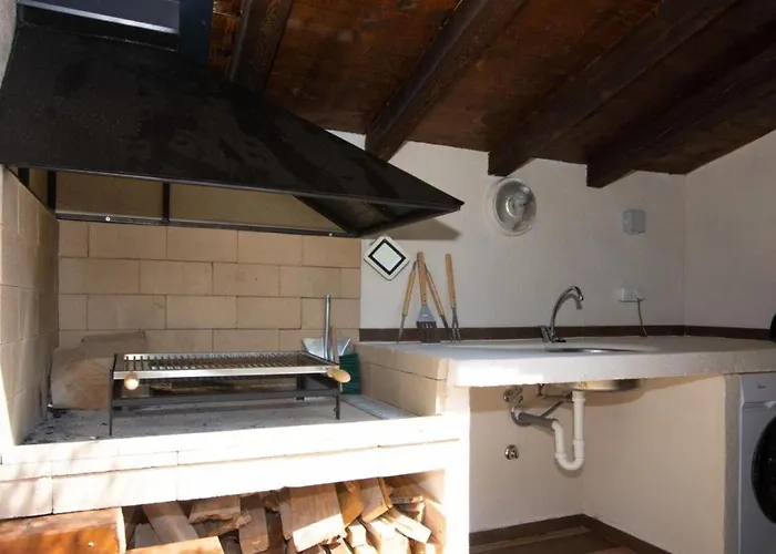 House Stone House With Jacuzzi Feriehus