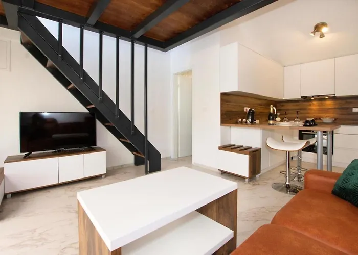 House Stone House With Jacuzzi Feriehus Lukoran