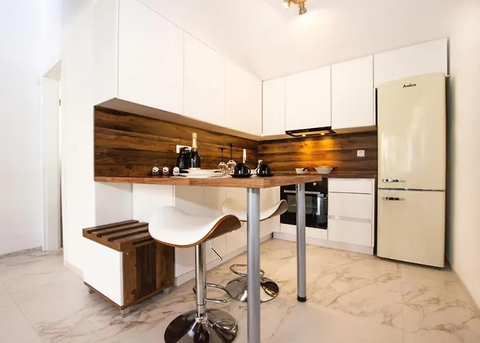 House Stone House With Jacuzzi Lukoran